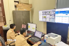 Cán bộ Phòng Cảnh sát giao thông giám sát hệ thống camera xử lý phạt nguội. (Ảnh: Hữu Quyết/TTXVN)