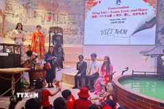 Trẻ em Việt Nam tại Nhật Bản giao lưu với các khách mời tại Nhà triển lãm Việt Nam. (Ảnh: Nguyễn Tuyến/Vietnam+)