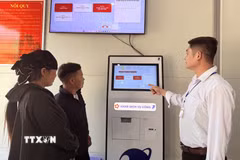 Cán bộ xã biên giới Lũng Cú (Tuyên Quang) hướng dẫn cho người dân thực hiện thủ tục hành chính qua công nghệ số. (Ảnh: Đức Thọ/TTXVN)