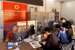 Giải quyết thủ tục hành chính trực tuyến cho người dân xã biên giới Lũng Cú (Tuyên Quang). (Ảnh: Đức Thọ/TTXVN)