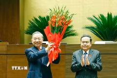 Chủ tịch Quốc hội Trần Thanh Mẫn thay mặt lãnh đạo Đảng, Nhà nước và Đại biểu Quốc hội khóa XVI tặng hoa chúc mừng Tổng Bí thư, Chủ tịch nước Tô Lâm. (Ảnh: Thống Nhất/TTXVN)
