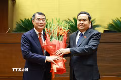 Chủ tịch Quốc hội Trần Thanh Mẫn thay mặt lãnh đạo Đảng, Nhà nước, Mặt trận Tổ quốc Việt Nam và Đại biểu Quốc hội khóa XVI tặng hoa chúc mừng Thủ tướng Chính phủ Lê Minh Hưng. (Ảnh: Dương Giang/TTXVN)
