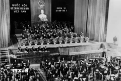 Các đại biểu quốc hội thông qua Hiến pháp mới của nước CHXHCN Việt Nam tại Kỳ họp thứ 7, Quốc hội khóa VI. Đây là bản Hiến pháp thứ ba được Quốc hội thông qua để đáp ứng yêu cầu của nhiệm vụ chính trị trong giai đoạn mới. Hiến pháp 1980 đã khẳng định: “Nước Cộng hòa xã hội chủ nghĩa Việt Nam là một nước có chủ quyền, thống nhất và toàn vẹn lãnh thổ...” (18/12/1980). (Ảnh: Kim Hùng/TTXVN)