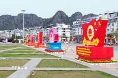 Các biểu trưng về bầu cử được đặt trên tuyến đường Trần Quốc Nghiễn trước Quảng trường 30/10, phường Hạ Long. (Ảnh: Đức Hiếu/TTXVN)