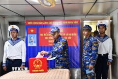 Cử tri trên tàu hải quân bỏ phiếu bầu cử. (Ảnh: TTXVN phát)