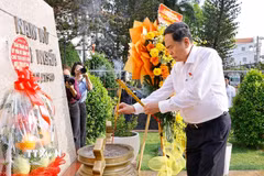 Chủ tịch Quốc hội Trần Thanh Mẫn dâng hương, dâng hoa tưởng niệm Chủ tịch Hồ Chí Minh, các Anh hùng liệt sỹ tại nơi lưu niệm sự kiện Nam Kỳ Khởi nghĩa. (Ảnh: Doãn Tấn/ TTXVN)