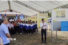 Triển lãm trưng bày gần 100 tư liệu quý với 6 chủ đề. (Ảnh: Ngọc Minh/TTXVN)