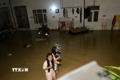 Khu nhà trọ ở phường Phan Đình Phùng ngập nước. (Ảnh: Thắng Trung/TTXVN)