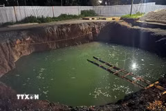 Cận cảnh hố tử thần nơi xảy ra tai nạn. (Ảnh: TTXVN phát)