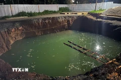 Cận cảnh hố tử thần nơi xảy ra tai nạn. (Ảnh: TTXVN phát)