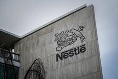 Biểu tượng Nestle tại trụ sở tập đoàn ở Vevey, Thụy Sĩ. (Ảnh: Getty Images/TTXVN)