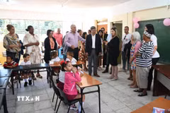 Đại sứ Việt Nam tại Cuba Lê Quang Long và các quan chức địa phương thăm lớp học mẫu giáo lớn. (Ảnh: Việt Hùng/TTXVN)