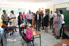 Đại sứ Việt Nam tại Cuba Lê Quang Long và các quan chức địa phương thăm lớp học mẫu giáo lớn. (Ảnh: Việt Hùng/TTXVN)