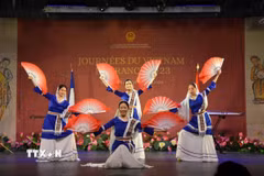 Tiết mục nghệ thuật múa và dân ca 3 miền tại Ngày văn hóa Việt Nam tại Pháp. (Ảnh: Nguyễn Ngọc Hiệp/TTXVN)