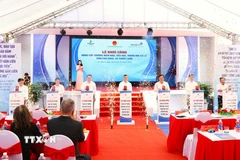 Các đại biểu thực hiện nghi thức động thổ tại lễ khởi công. (Ảnh: Tuấn Kiệt/ TTXVN)