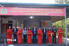 Nghi thức cắt băng khánh thành nhà trong Chiến dịch Quang Trung tại Huế. (Ảnh: Mai Trang/TTXVN)