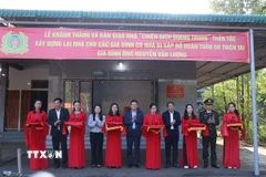 Nghi thức cắt băng khánh thành nhà trong Chiến dịch Quang Trung tại Huế. (Ảnh: Mai Trang/TTXVN)