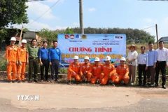 Điện lực Đồng Phú, Cơ quan thường trú TTXVN tại Đồng Nai và xã Đoàn Đồng Phú bàn giao công trình :Thắp sáng đường quê" cho người dân thôn Tân Tiến. (Ảnh: Đậu Tất Thành/TTXVN)
