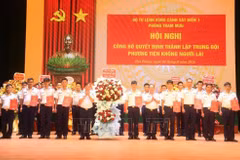 Thiếu tướng Trần Văn Thơ, Tư lệnh Vùng và Thiếu tướng Trần Văn Hậu, Chính uỷ Vùng trao quyết định công tác nhân sự và tặng hoa chúc mừng Trung đội Phương tiện không người lái. (Ảnh: Lam Giang/TTXVN)