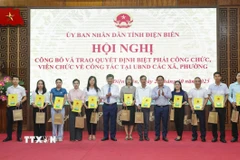Lãnh đạo tỉnh Điện Biên trao Quyết định và tặng quà các công chức, viên chức biệt phái về cấp xã. (Ảnh: Xuân Tư/TTXVN)