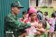 Cháu Phùng Xạ Xô (nữ, sinh năm 2018, dân tộc La Hủ, trú tại bản Ứ Ma, xã Pa Ủ, huyện Mường Tè) đi lạc trong rừng 3 ngày đã được tìm thấy. (Ảnh: TTXVN phát)