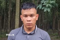 Bắt giữ đối tượng Nguyễn Văn Đức để điều tra về hành vi “Cướp tài sản” và “Hiếp dâm.” (Ảnh: TTXVN phát)
