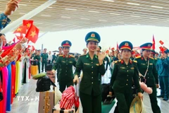 Người dân Thành phố đến tri ân, chia tay các lực lượng tham gia diễu binh, diễu hành trở về đơn vị. (Ảnh: Xuân Khu/TTXVN)