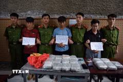 Ba đối tượng bị bắt giữ cùng tang vật vụ án. (Ảnh: TTXVN phát)