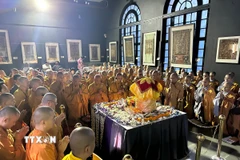 Chư tăng Giáo hội Phật giáo Việt Nam làm lễ đón nhận và cung rước Xá lợi Đức Phật Thích Ca Mâu Ni từ Ấn Độ về Việt Nam. (Ảnh: Quang Trung/TTXVN)