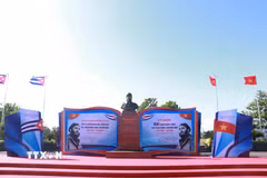 Tượng lãnh tụ Cuba Fidel Castro được đặt ở vị trí trung tâm của Công viên Fidel ở phường Đông Hà (Quảng Trị). (Ảnh: Tường Vi/TTXVN)