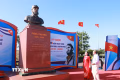 Bà Nguyễn Thị Hương luôn tự hào và cảm thấy may mắn khi được chính vị lãnh tụ vĩ đại Fidel Castro trực tiếp cứu sống sau khi bị thương nặng do bom mìn vào năm 1973. (Ảnh: Tường Vi/TTXVN)