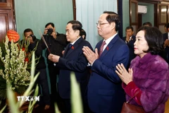 Chủ tịch Quốc hội Trần Thanh Mẫn và các đồng chí lãnh đạo Quốc hội dâng hương tưởng niệm Chủ tịch Hồ Chí Minh tại Nhà 67. (Ảnh: Doãn Tấn/TTXVN)