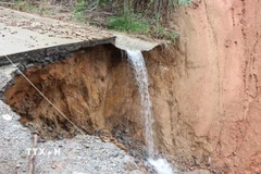 Tuyến đường ĐH83, đoạn Km8+200 qua thôn Tà Vinh, trục “xương sống” chạy dọc phía Tây xã Sơn Tây Hạ bị đứt gãy với chiều dài 40m, gây chia cắt giao thông. (Ảnh: Phạm Cường/TTXVN)