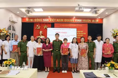 Ra mắt 5 tổ giám sát an toàn thực phẩm tại cộng đồng phường Cửa Nam (Hà Nội). (Ảnh: Nguyễn Cúc/TTXVN)