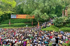 Du khách đổ về Khu Di tích Lịch sử Quốc gia đặc biệt Đền Hùng trong Lễ hội Đền Hùng (Phú Thọ). (Ảnh: Tạ Toàn/TTXVN)