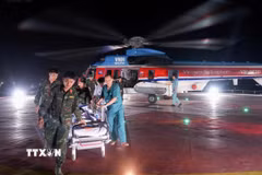 Trực thăng vận chuyển cấp cứu bệnh nhân về đến Bệnh viện Quân y 175. (Ảnh: TTXVN phát)