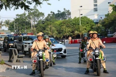 Lực lượng công an diễu hành, tuần tra tại một số tuyến đường ở đặc khu Phú Quốc. (Ảnh: Văn Sĩ/TTXVN)