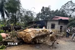Tảng đá nặng hàng chục tấn lăn xuống nơi có 5 hộ dân đang sinh sống phía dưới. (Ảnh: TTXVN phát)
