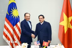 Thủ tướng Phạm Minh Chính và Thủ tướng Malaysia Anwar Ibrahim. (Ảnh: Dương Giang/TTXVN)
