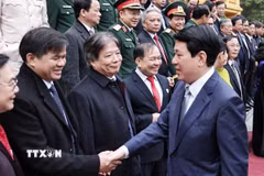 Chủ tịch nước Lương Cường với các đại biểu tiêu biểu ngành y tế. (Ảnh: Lâm Khánh/ TTXVN)