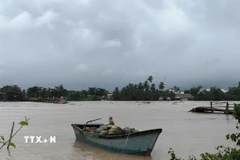Nước lũ lên cao đã cuốn trôi cầu gỗ Phú Kiểng (phường Tây Nha Trang, tỉnh Khánh Hòa). (Ảnh: TTXVN phát)