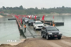 Các phương tiện qua cầu phao sông Lô sáng 16/2. (Ảnh: Nguyễn Văn Cảnh/TTXVN)