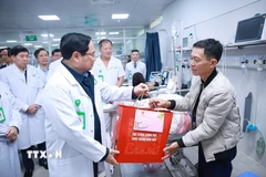 Thủ tướng Phạm Minh Chính thăm, chúc Tết, tặng quà cho bệnh nhân đang điều trị tại Bệnh viện hữu nghị Việt Đức. (Ảnh: Dương Giang/TTXVN)