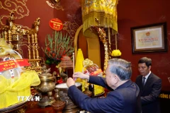 Tổng Bí thư Tô Lâm dâng hương tưởng nhớ, tri ân các bậc tiên đế có công với đất nước tại Khu Di tích Hoàng Thành Thăng Long-Hà Nội. (Ảnh: Thống Nhất/TTXVN)
