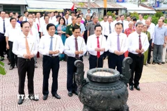 Đại biểu dâng hương tại Tượng đài Đốc binh Lê Cẩn-Nguyễn Giao. (Ảnh: Lê Thúy Hằng/TTXVN)