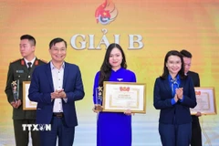 Đồng chí Nguyễn Phạm Duy Trang, Bí thư Ban Chấp hành Trung ương Đoàn, Chủ tịch Hội đồng Đội Trung ương, Phó Trưởng Ban Chỉ đạo 35 Trung ương Đoàn trao giải B cho tác giả. (Ảnh: Minh Đức/TTXVN)