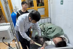 Lãnh đạo xã Bắc Hà (Lào Cai) thăm các nạn nhân bị thương do dông lốc, mưa đá đang điều trị tại Trung tâm Y tế khu vực Bắc Hà. (Ảnh: TTXVN phát)