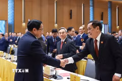Thủ tướng Phạm Minh Chính với các đại biểu dự Lễ kỷ niệm 50 năm thành lập Ủy ban Biên giới Quốc gia. (Ảnh: Dương Giang/TTXVN)