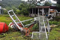 Trạm biến áp tại thôn Nà Khương bị đổ do mưa lớn kéo dài nhiều ngày gây sụt lún nền đất. (Ảnh: Minh Tâm/TTXVN)