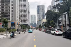 Sau khi hoàn thành, mặt cắt ngang tuyến đường được mở rộng lên 21m, gồm 15m lòng đường và hai vỉa hè rộng 3m mỗi bên. (Ảnh: Quốc Lũy/TTXVN)